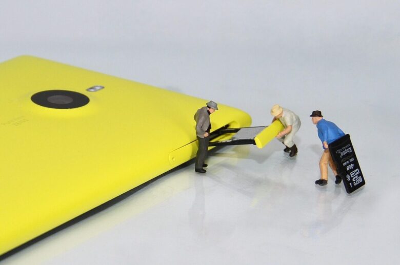 mobile, sd-card, miniature figures, smartphone, storage, assembly, repair, cleaning, slot, micro, sd card, iphone, nokia, demonstration, pensioners, technology, technician, miniature figure, miniature, creative, little man, model construction figure, humorous, lüttje, sd card, sd card, sd card, sd card, sd card, nokia, nokia